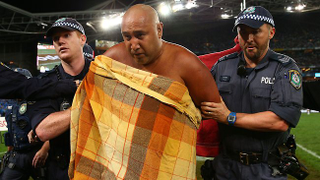 Illustration for article titled Giant, Hairless Streaker Joins Australia's Biggest Rugby League Match